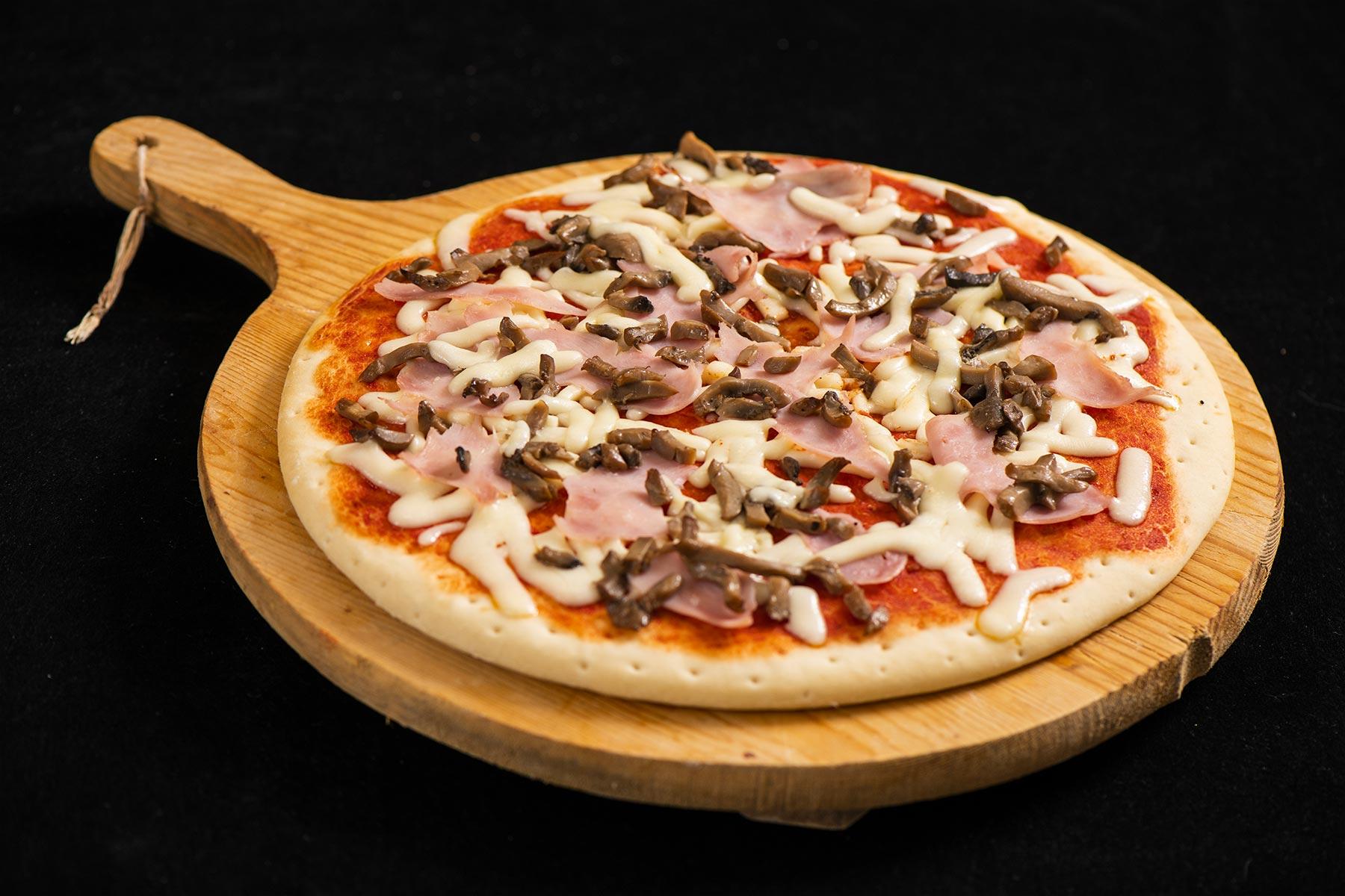 Pizza tonda prosciutto e funghi