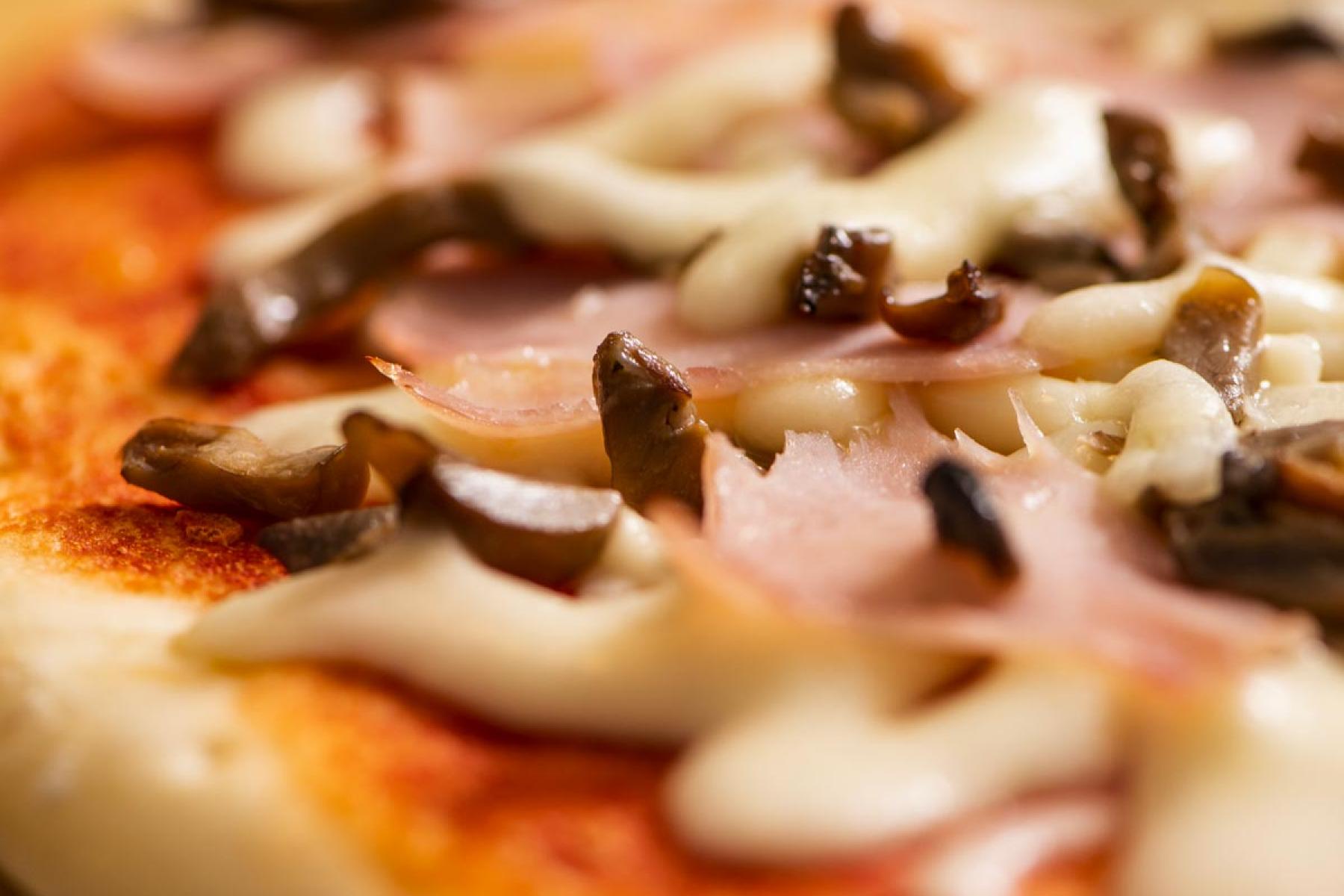 Pizza tonda prosciutto e funghi