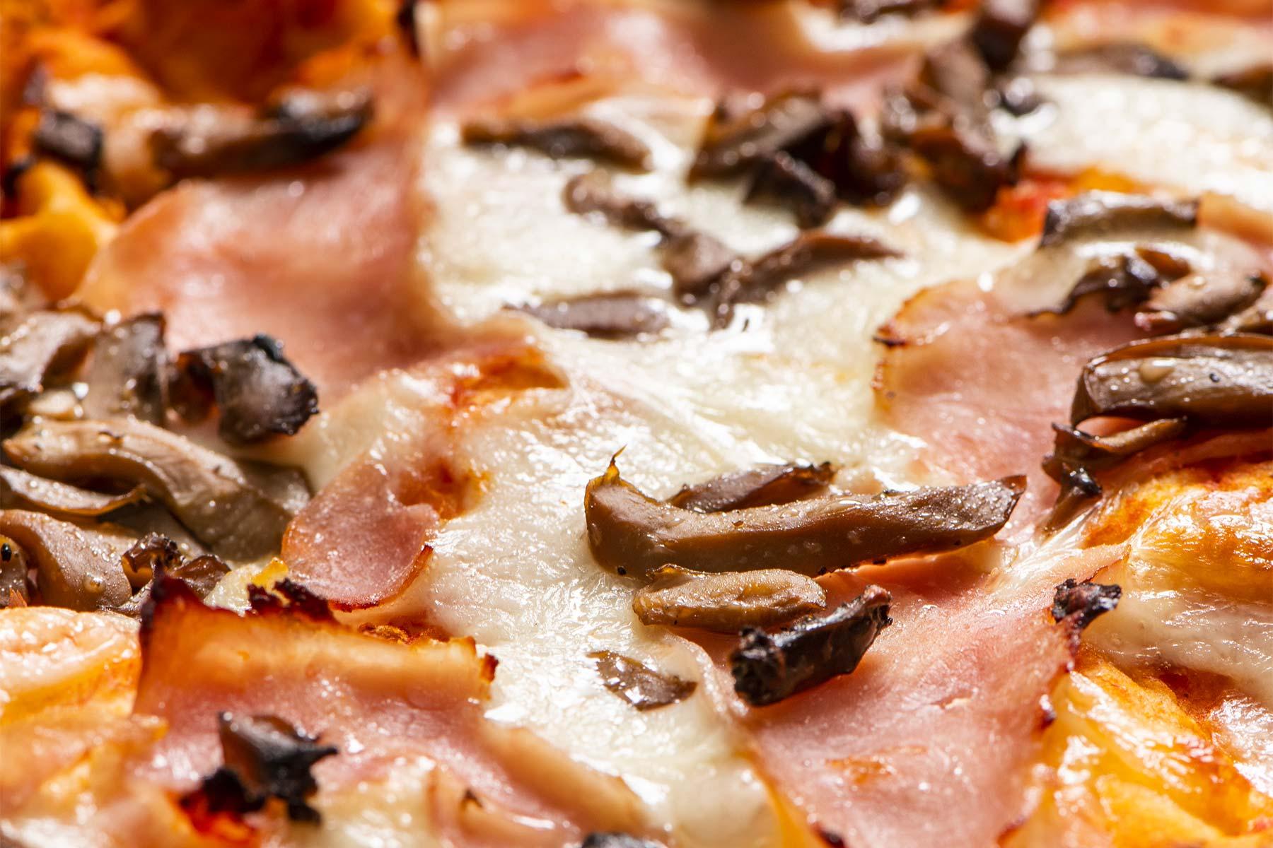 Pizza in pala prosciutto e funghi