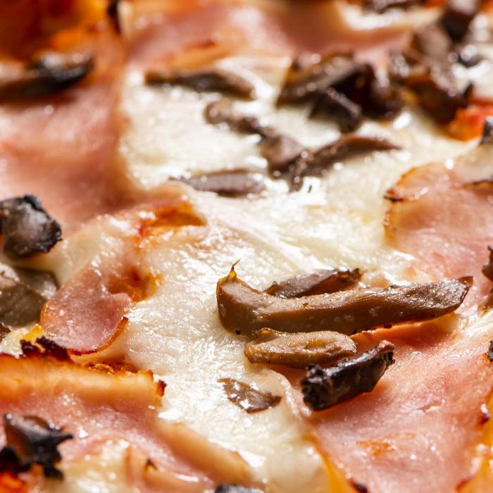 Pizza in pala prosciutto e funghi